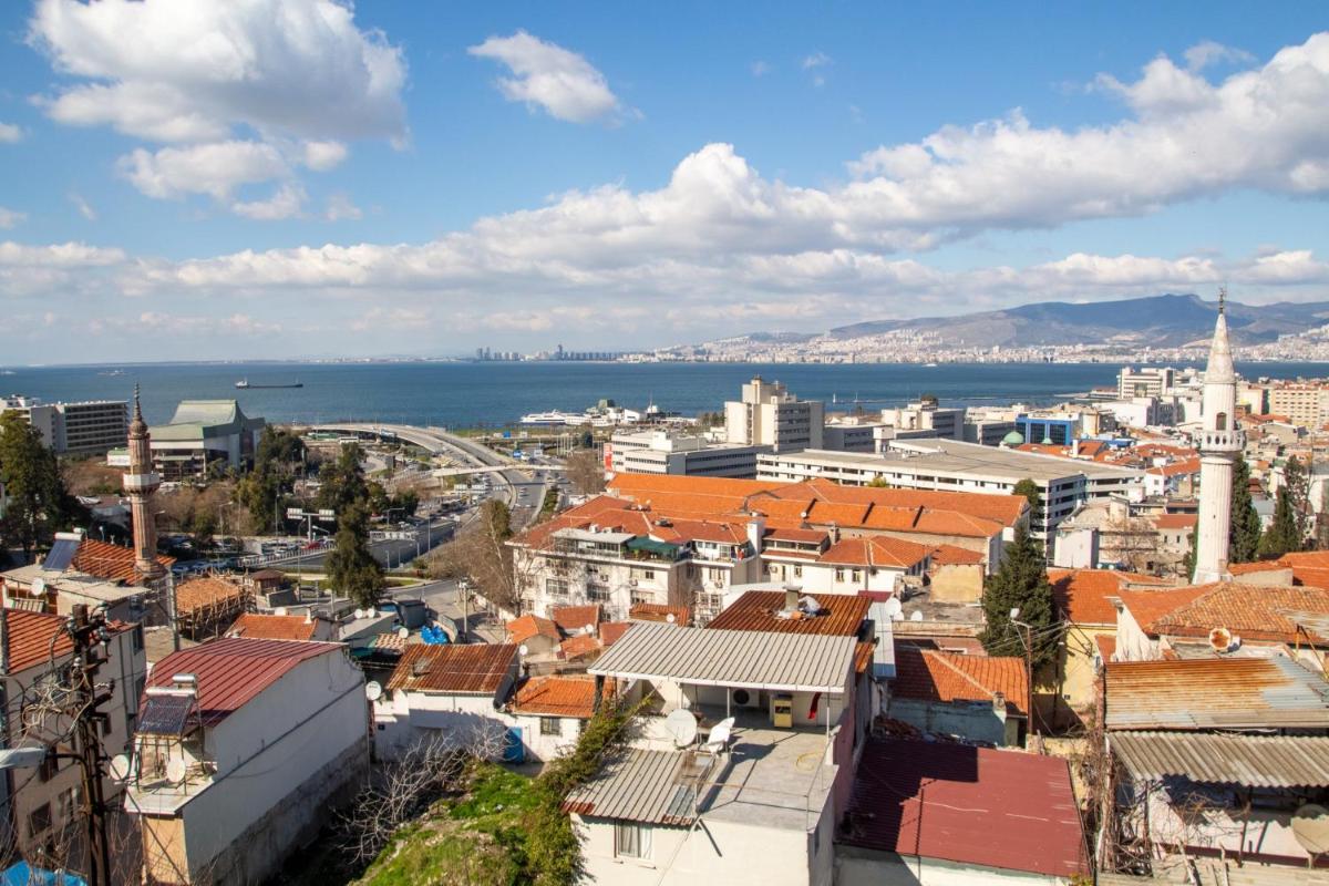 House with Sea View in Izmir - Housity