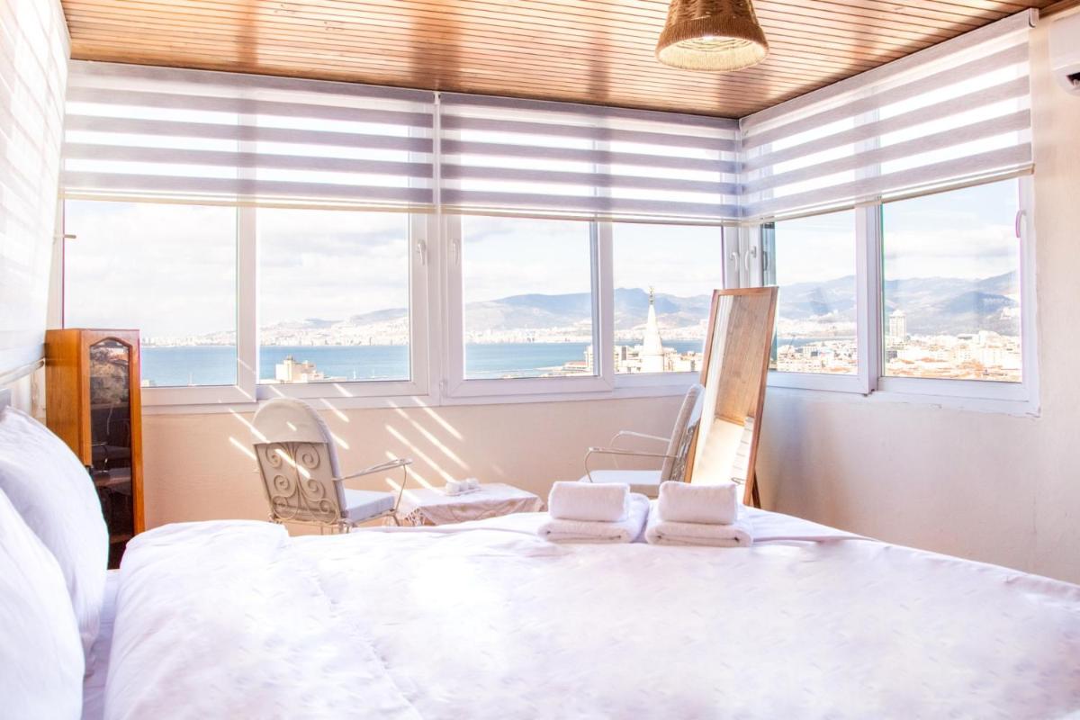 House with Sea View in Izmir - Housity