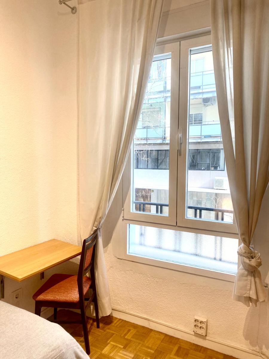 Madrid Room close to Retiro park ONLY for girl - Housity