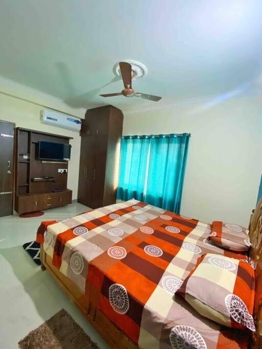 Cozy Stays - 1 BHK Apt with Kitchen and Balcony - Housity