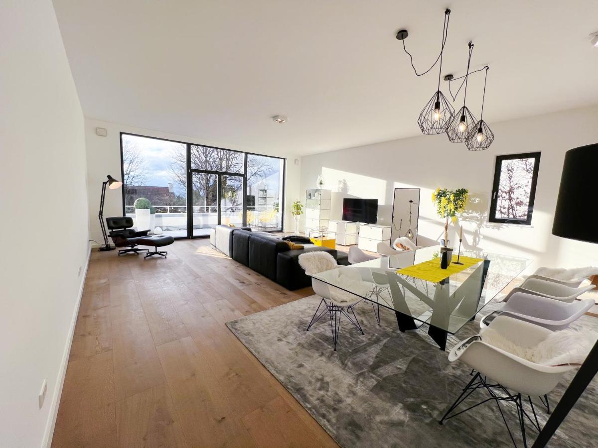 Exklusive Villa mit Blick auf Köln und 100m2 Dachterrasse - Housity