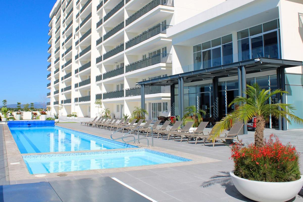 Suitetrails - RealLuxe Stylish apartment with pool and gym