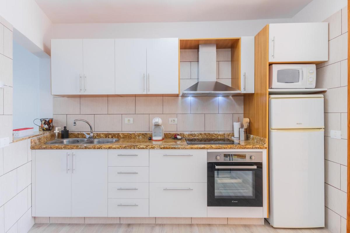 Spacious studio next to the sea with stunning views - Housity