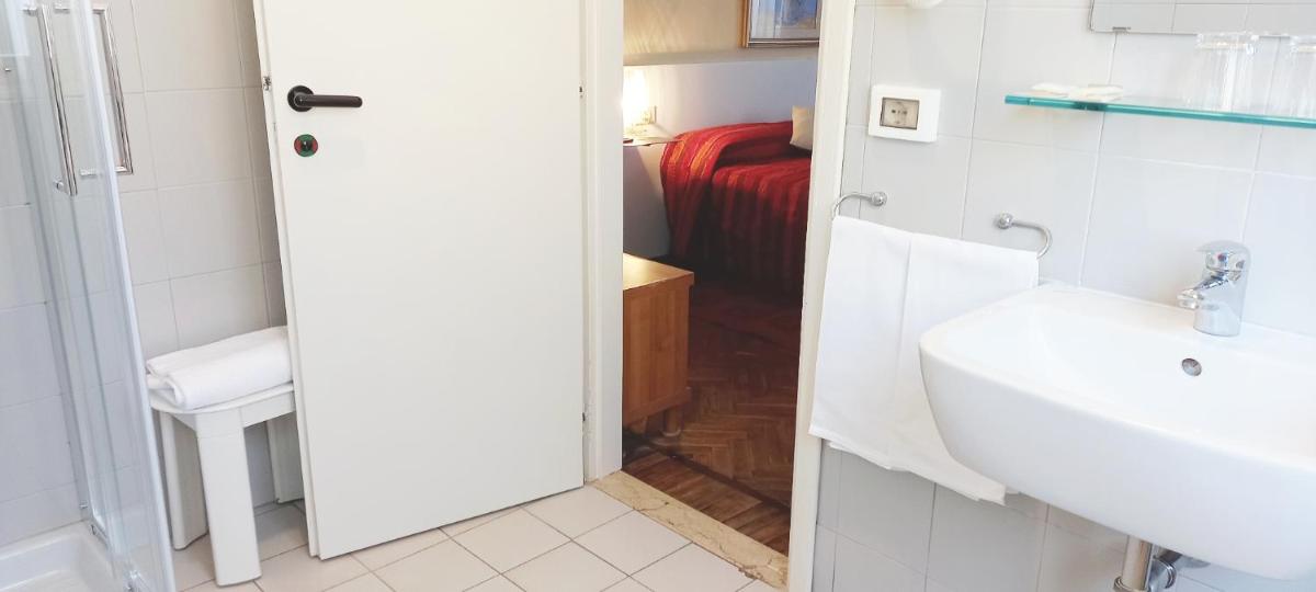 Hotel Santa Lucia - Housity