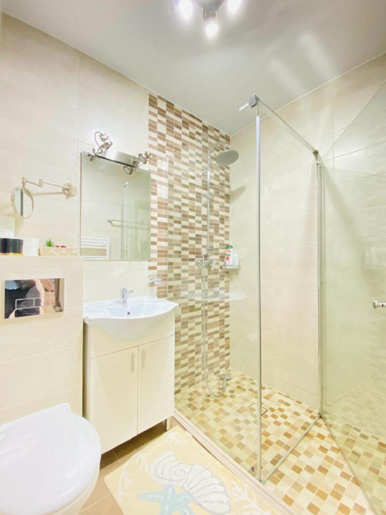 Suitetrails - Sea Side Ada Apartment