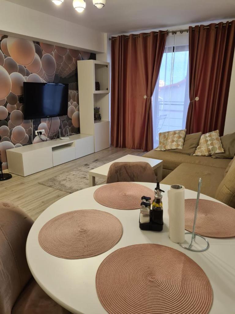 Suitetrails - Sea Side Ada Apartment