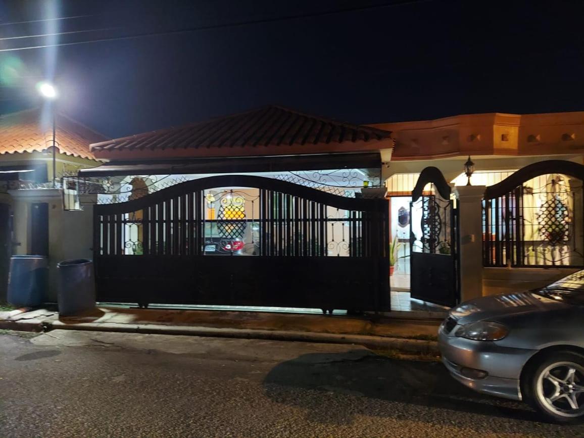 Hermosa casa urbanización Jardines del Norte - Housity