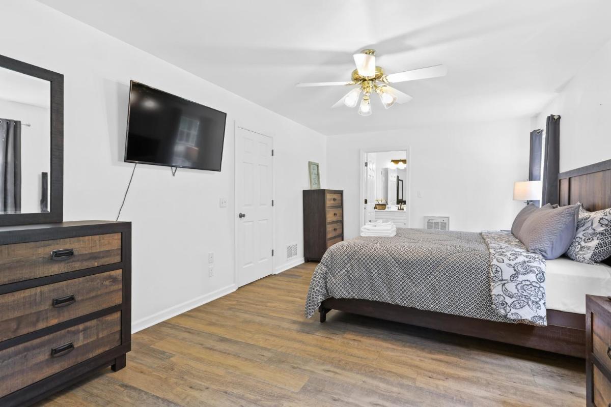 2 Separate Cabins Along a Peaceful Creek with Resort Amenities - Housity