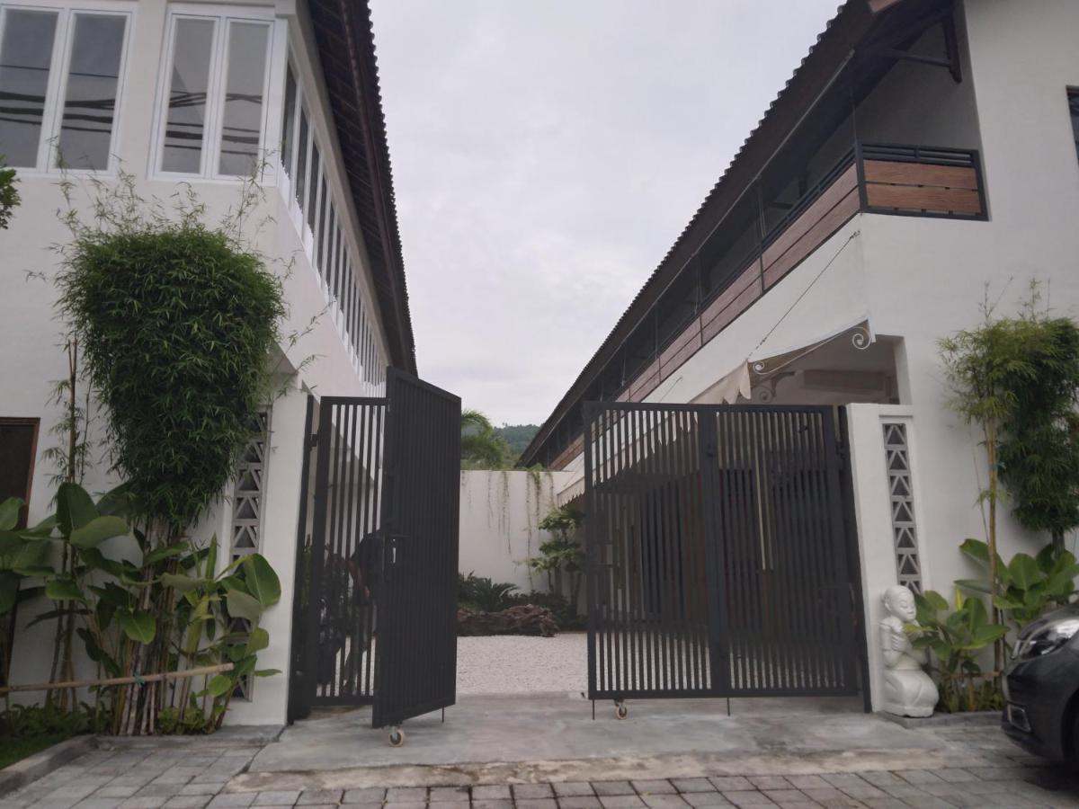 Roots Hotel Senggigi - Housity