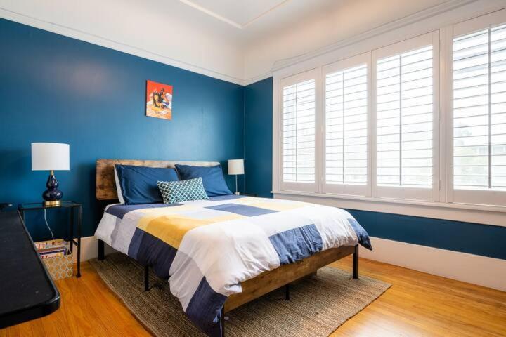 Beautiful Home with Sun Drenched Garden - Housity