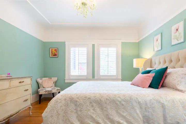 Beautiful Home with Sun Drenched Garden - Housity
