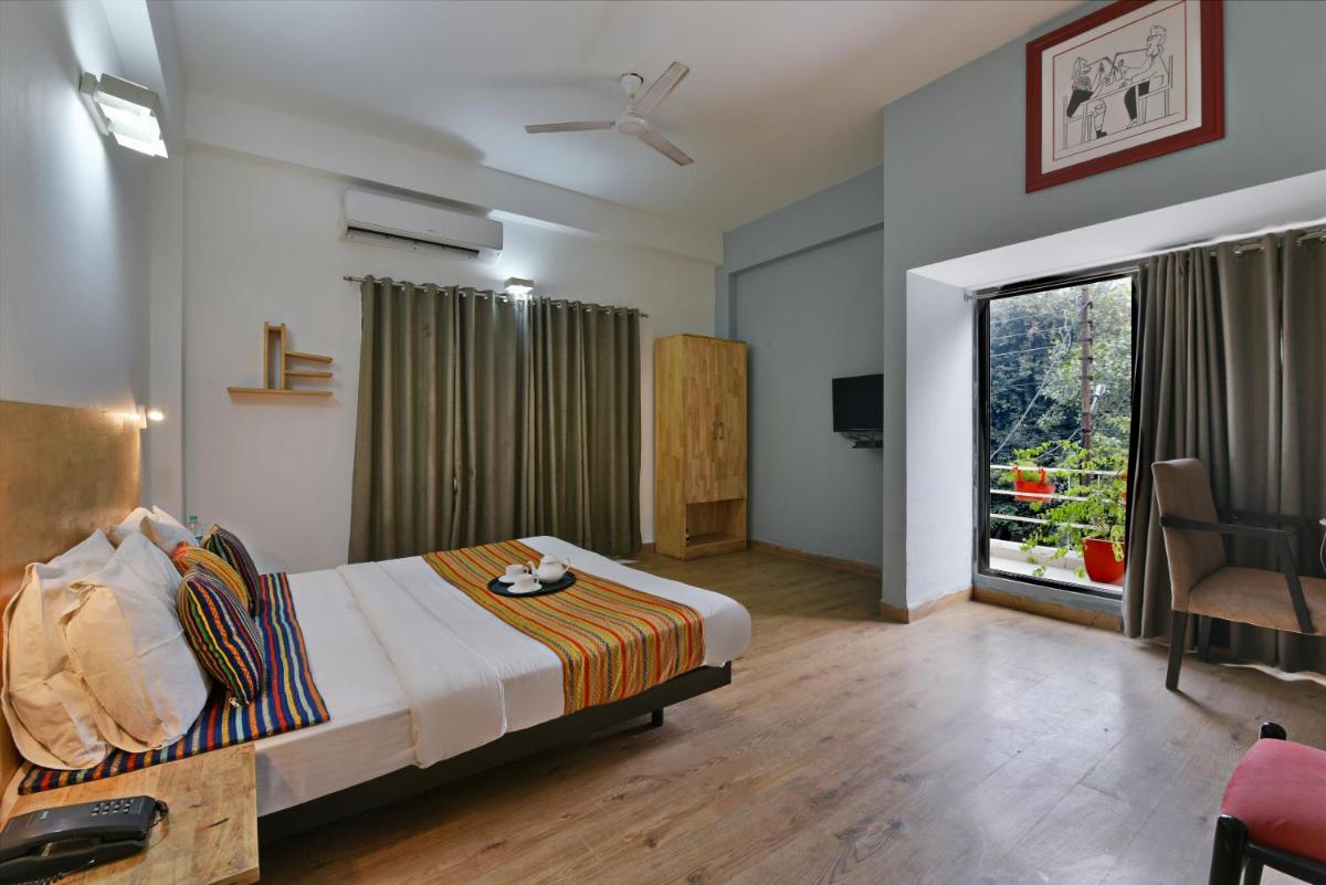 Divine Inn Couple Friendly Hotel near Sector 51 Metro Station - Housity