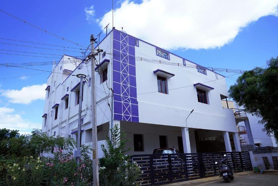 WHITE HOUSE - 3BHK Elegant Apartment - Hizvo