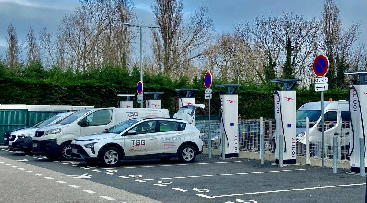Quelques voitures garées sur un parking dans l'établissement Holiday Inn Calais Coquelles by IHG, à Coquelles