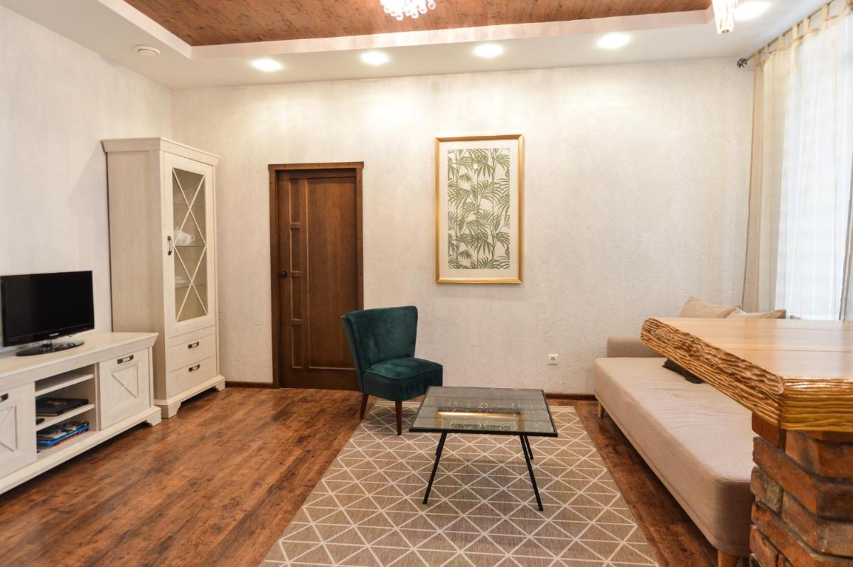 Suitetrails - Courtyard gallery apartment with free parking