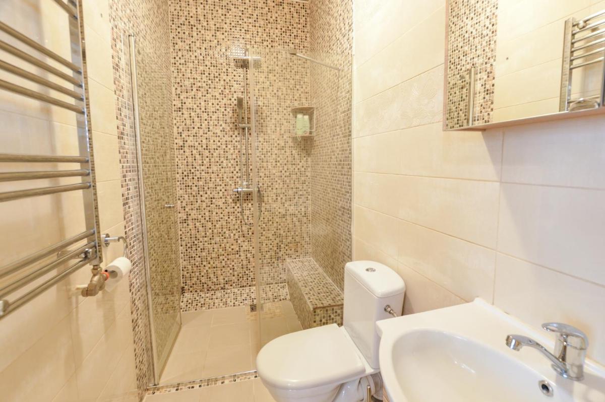 Suitetrails - Courtyard gallery apartment with free parking
