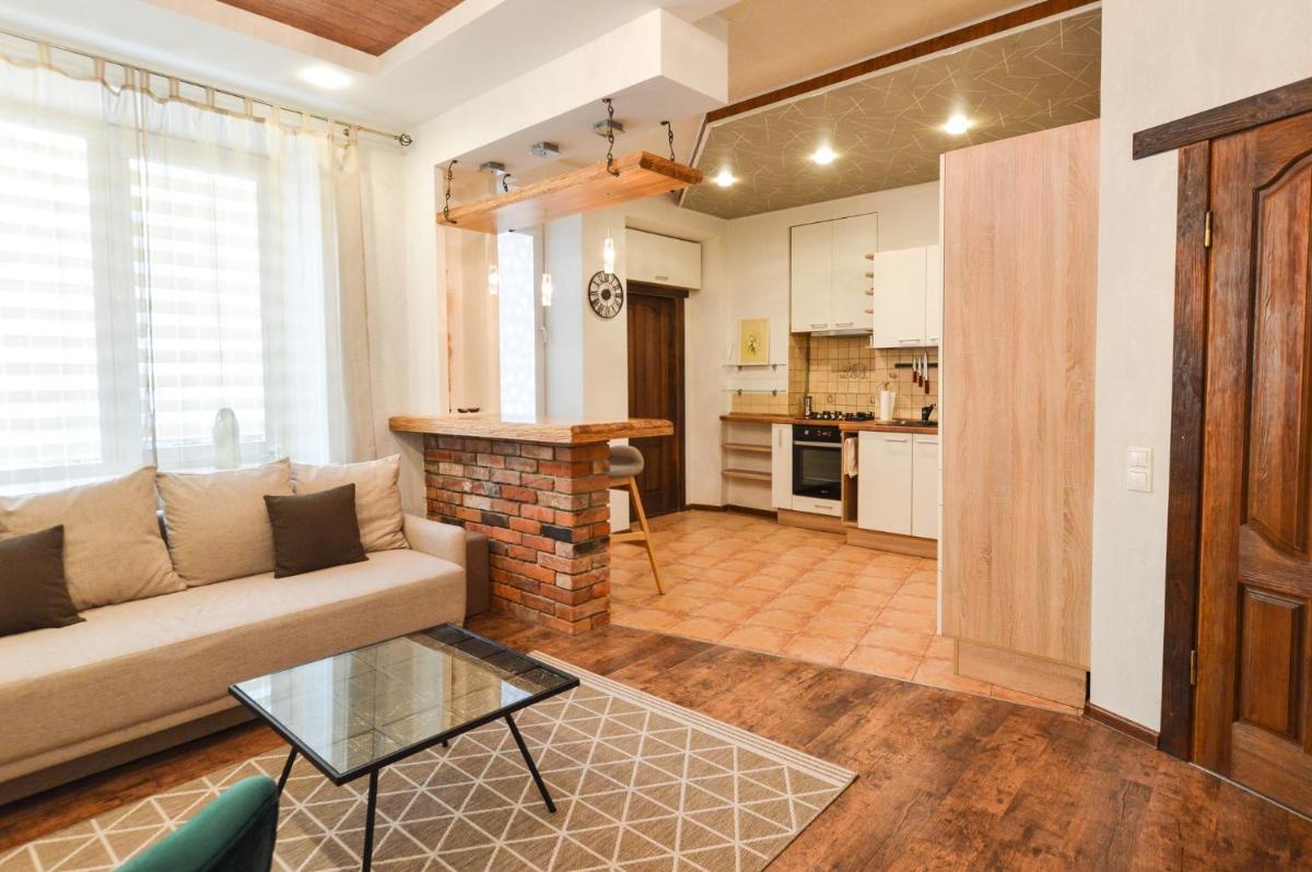 Suitetrails - Courtyard gallery apartment with free parking