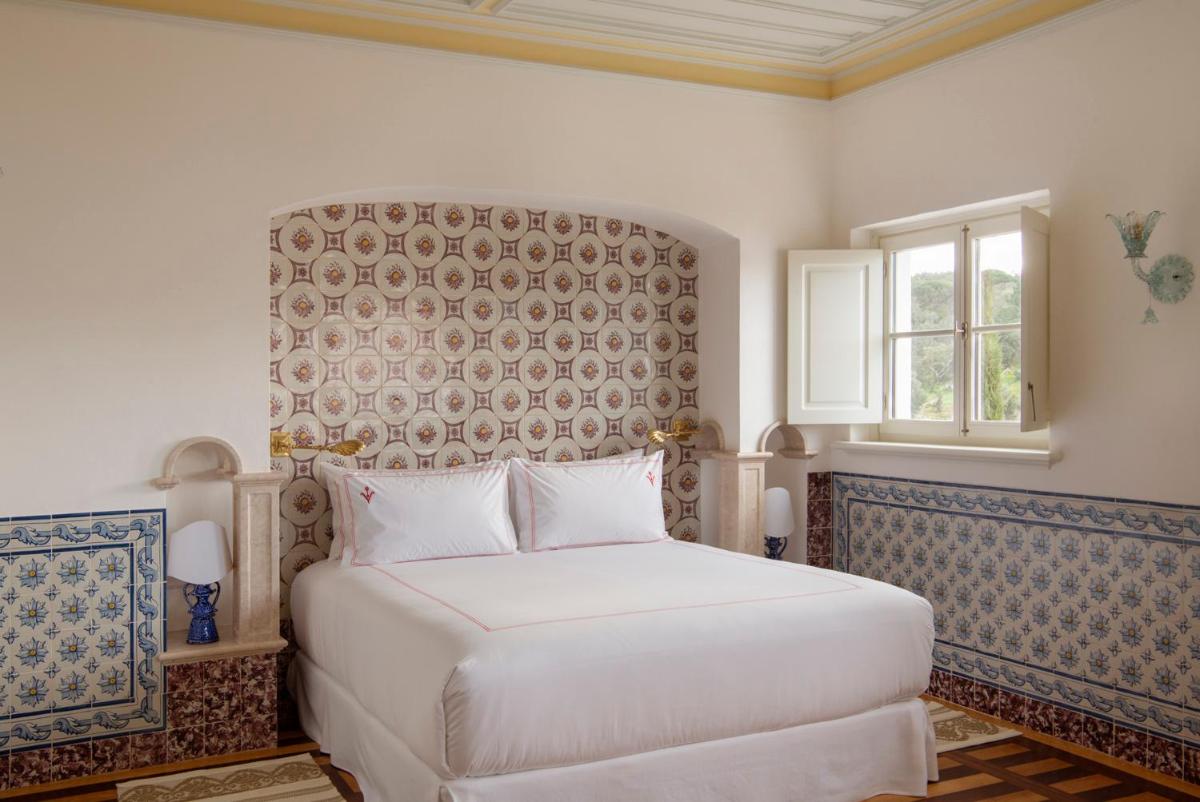 Uma cama ou camas num quarto em Vermelho Melides - Relais & Châteaux