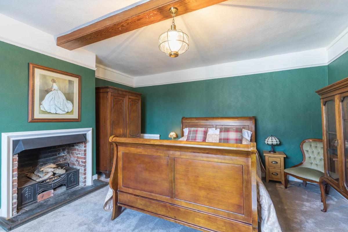 Historic Spacious Central 6 BR Town House Uckfield Sussex - Housity