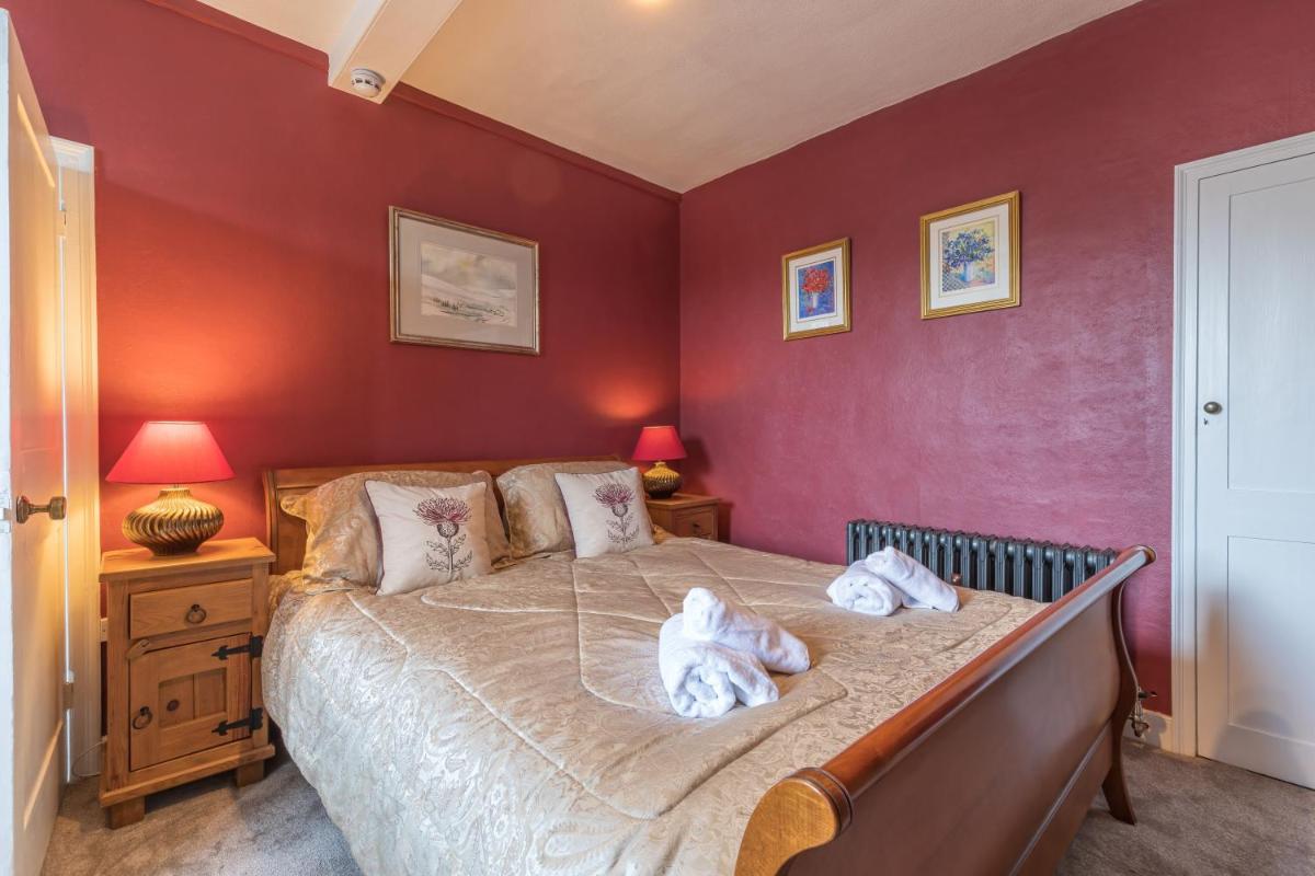 Historic Spacious Central 6 BR Town House Uckfield Sussex - Housity