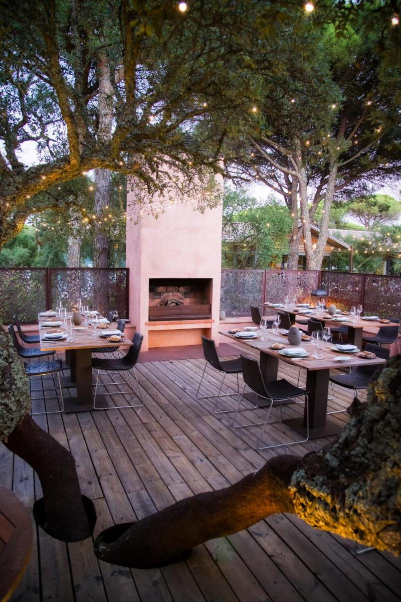 Um jardim no exterior de Sublime Comporta Country Retreat & SPA