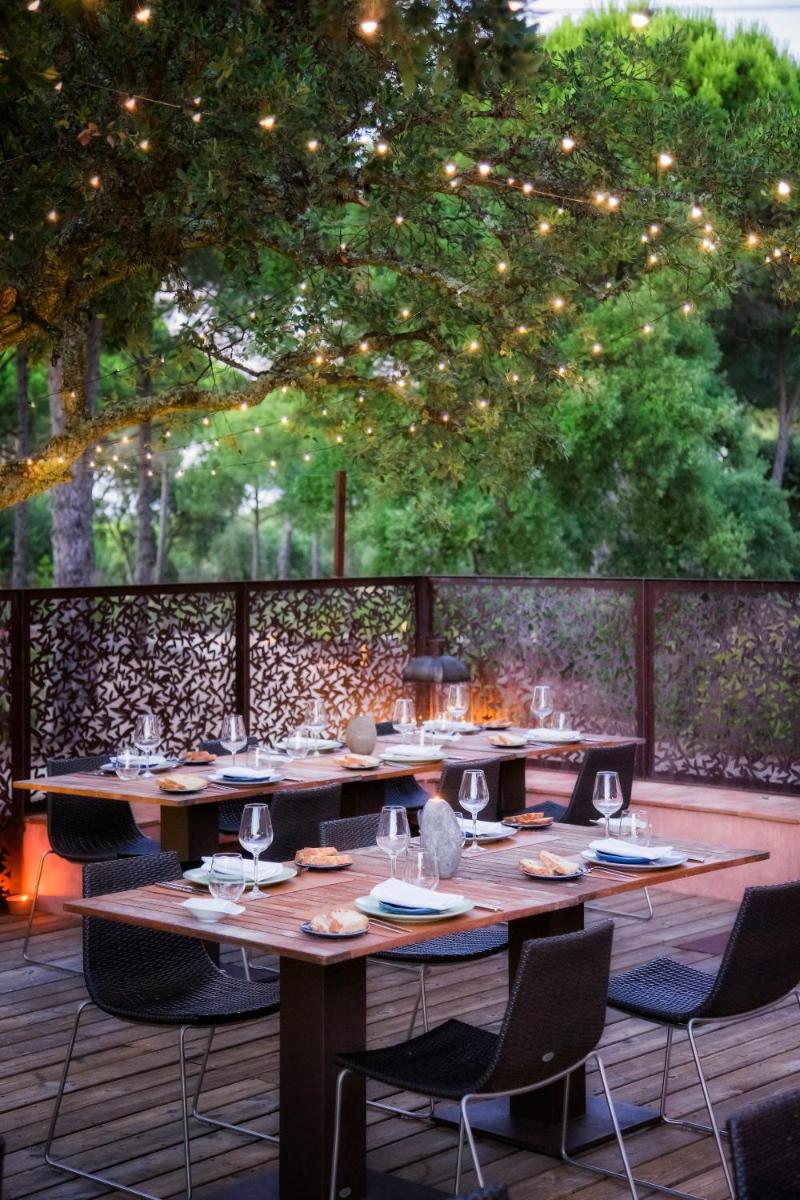 Um jardim no exterior de Sublime Comporta Country Retreat & SPA