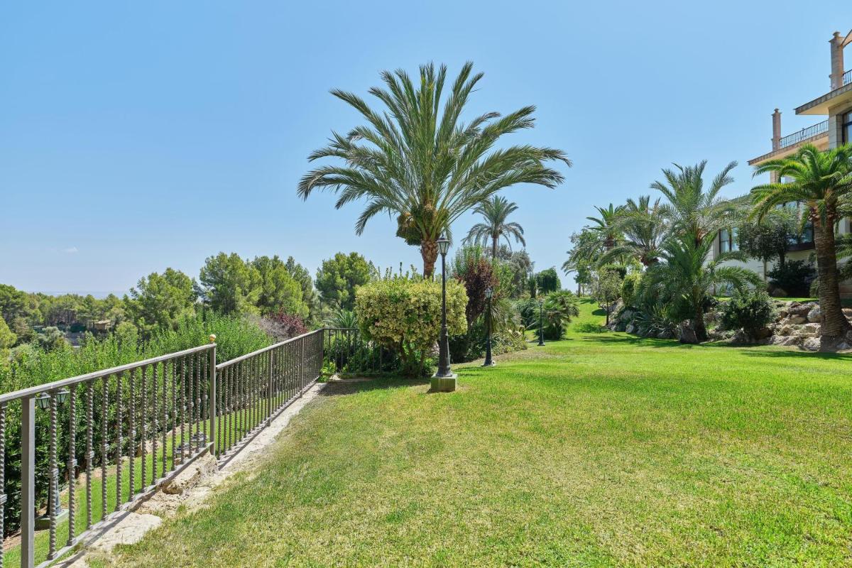 Jardín al aire libre en Castillo Hotel Son Vida, a Luxury Collection Hotel, Mallorca