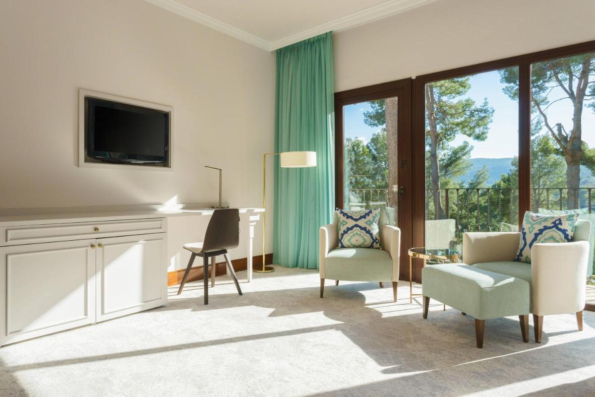 Una televisión o centro de entretenimiento en Castillo Hotel Son Vida, a Luxury Collection Hotel, Mallorca