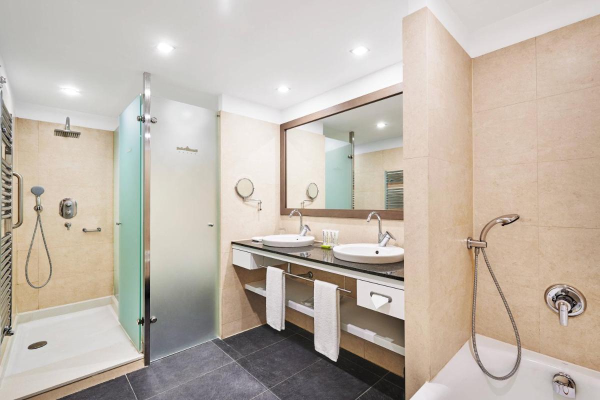 Un baño de Le Meridien Ra Beach Hotel and Spa