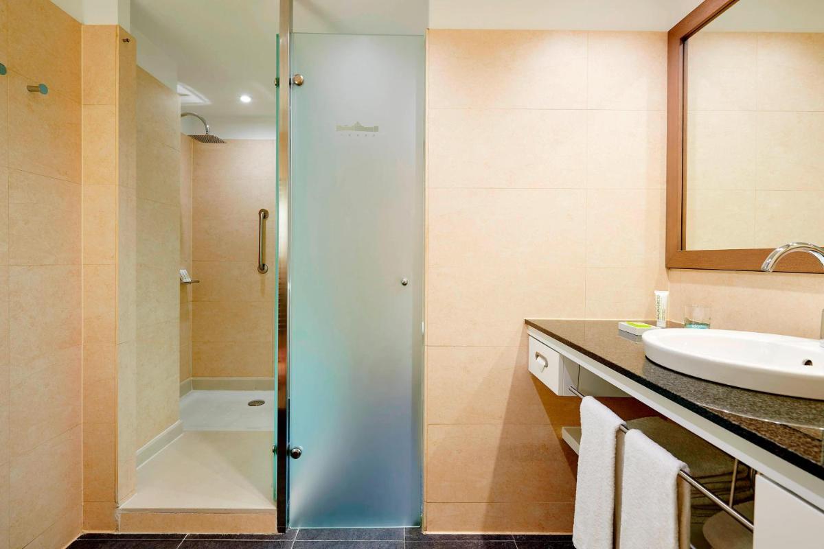 Un baño de Le Meridien Ra Beach Hotel and Spa