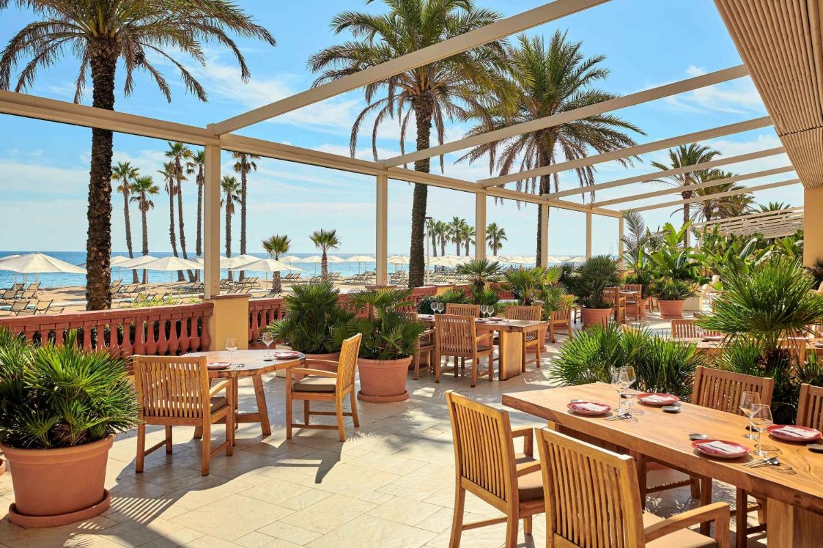 Un restaurante o sitio para comer en Le Meridien Ra Beach Hotel and Spa