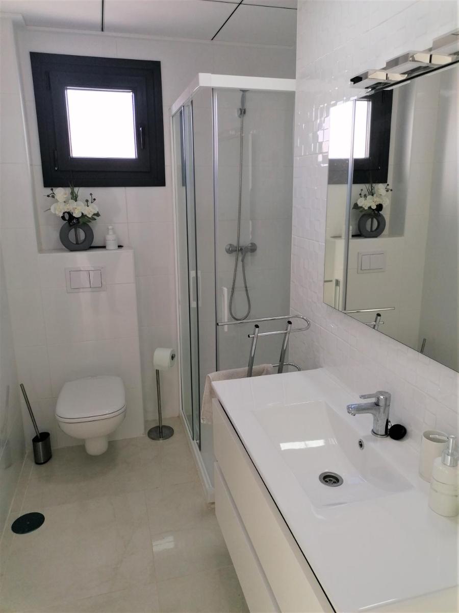 AL05: Newly built luxery 2 bed apartment,El Alamillo,roof terrace,close to beach - Housity