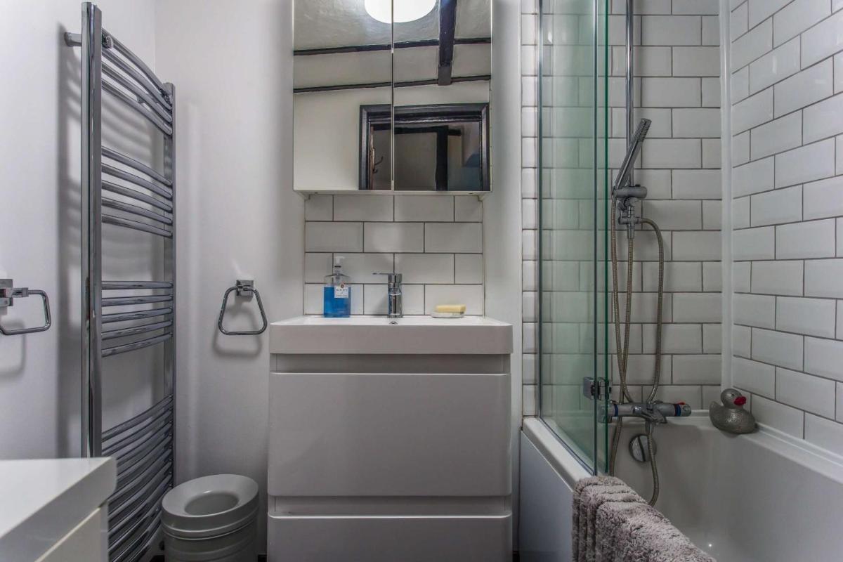 Charming Old Town Cottage With Modern Features - Housity