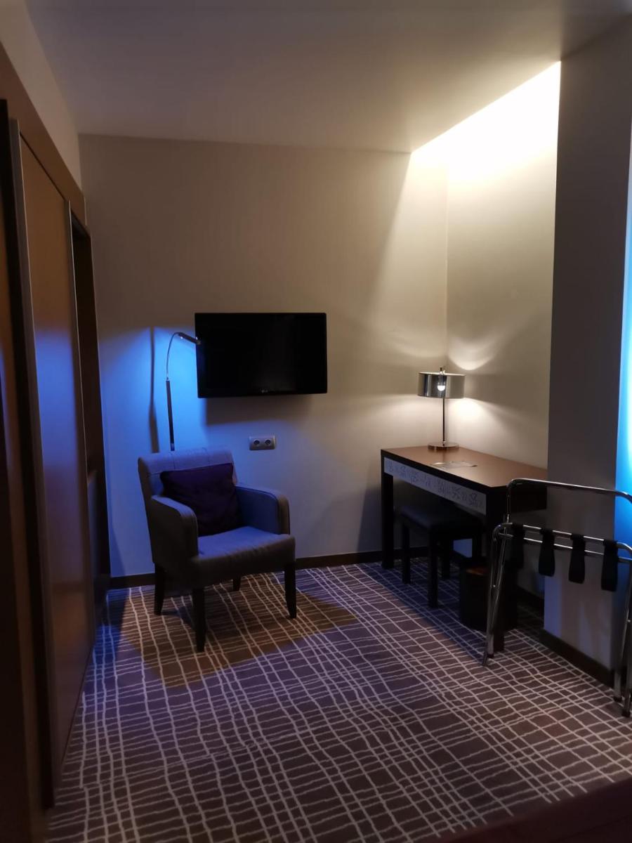 Uma televisão e/ou sistema de entretenimento em NEYA Lisboa Hotel
