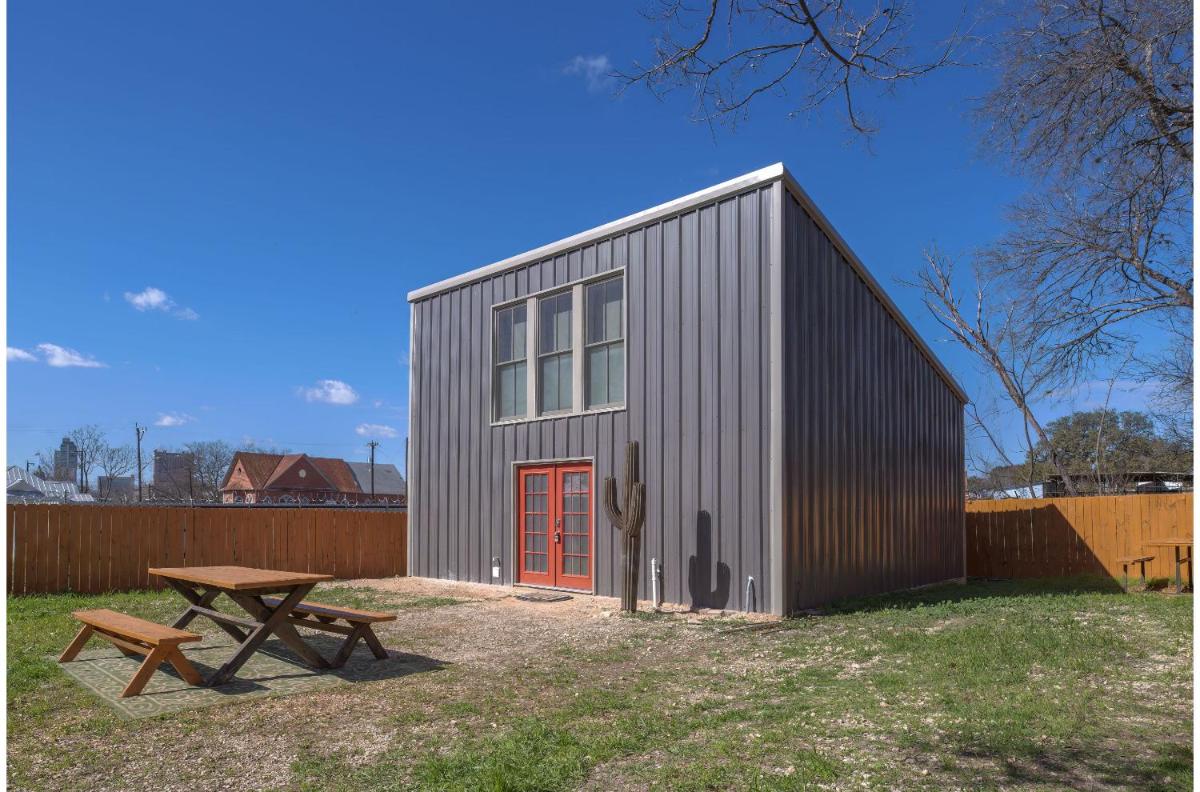 Gorgeous Guesthouse Near Amazing Downtown - Housity