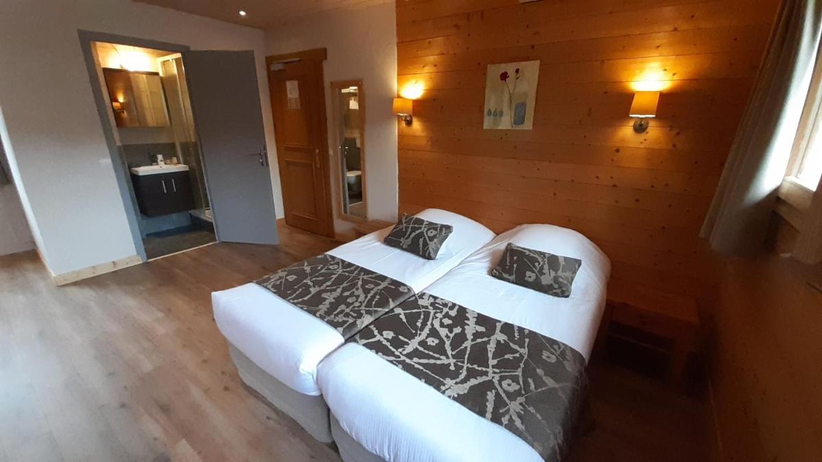Un ou plusieurs lits dans un hébergement de l'établissement Logis Hotel & Spa Beau-Site