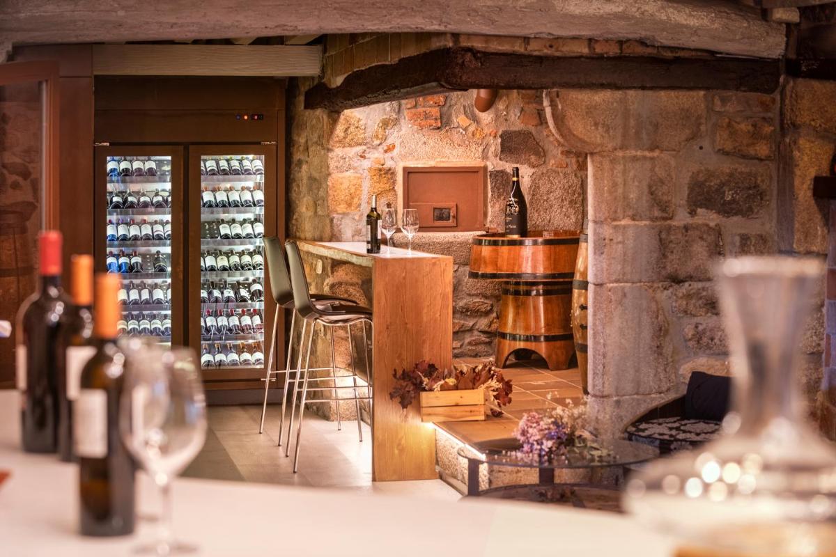 una cocina con barra y bodega en Mas Tapiolas, en Santa Cristina d'Aro