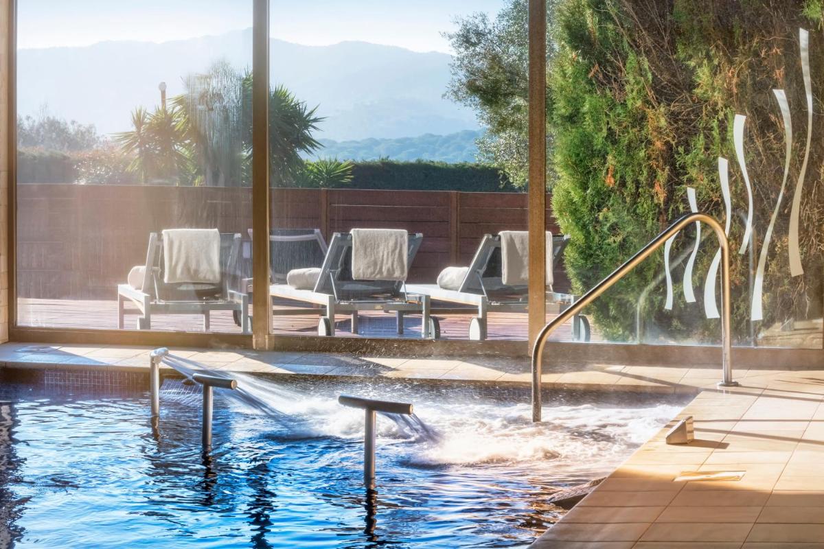 una piscina con un tobogán de agua en Mas Tapiolas, en Santa Cristina d'Aro