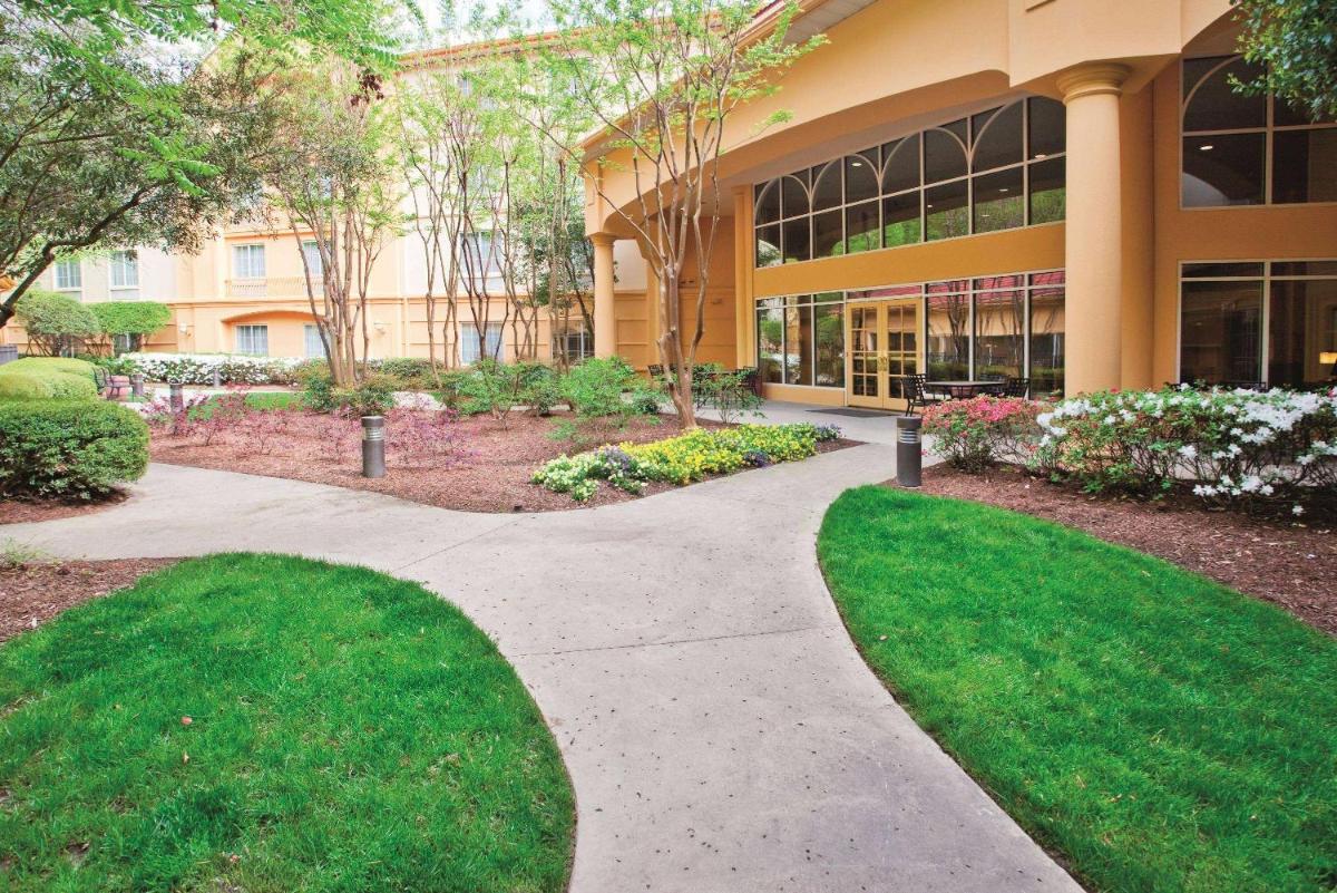 La Quinta Inn & Suites by Wyndham University Area Chapel Hill - Housity