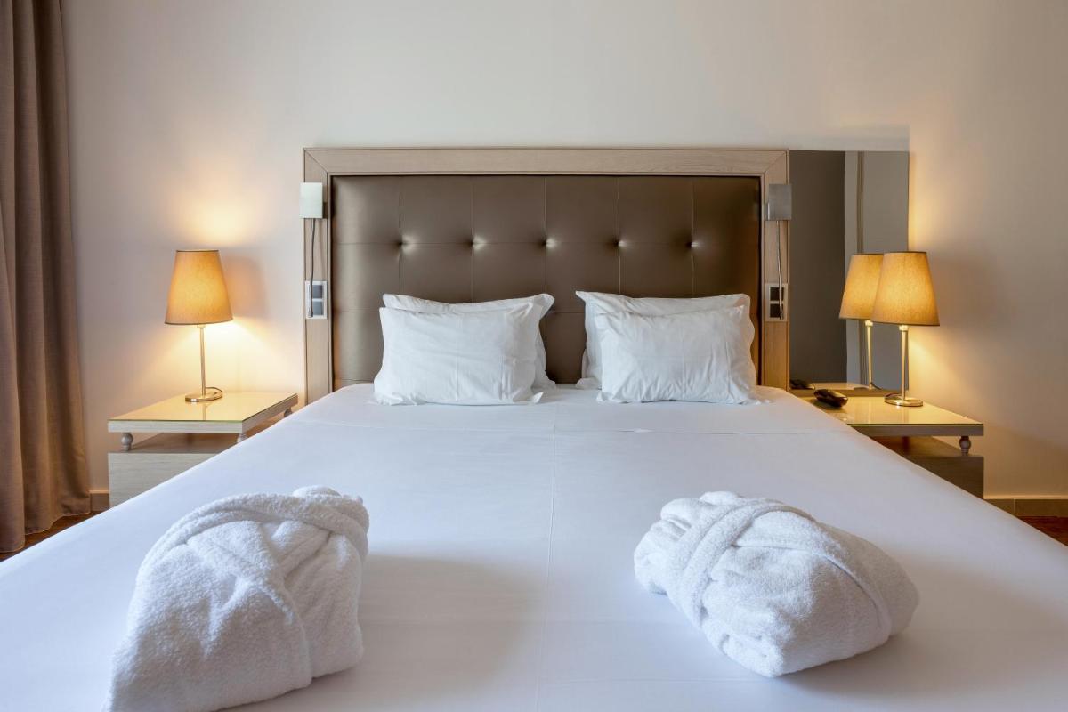 Uma cama ou camas num quarto em Hotel Porta do Sol Conference & SPA