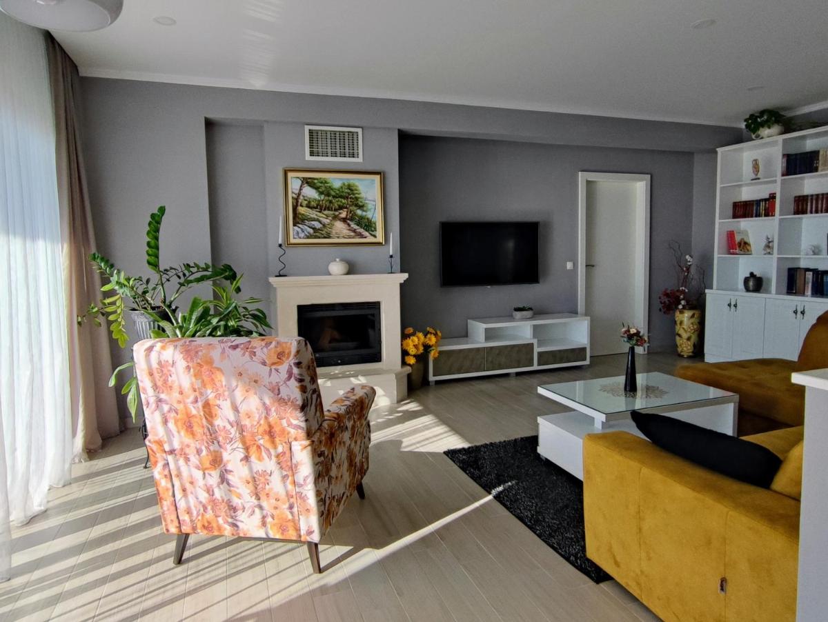 Luxury Apartment Pape - Housity