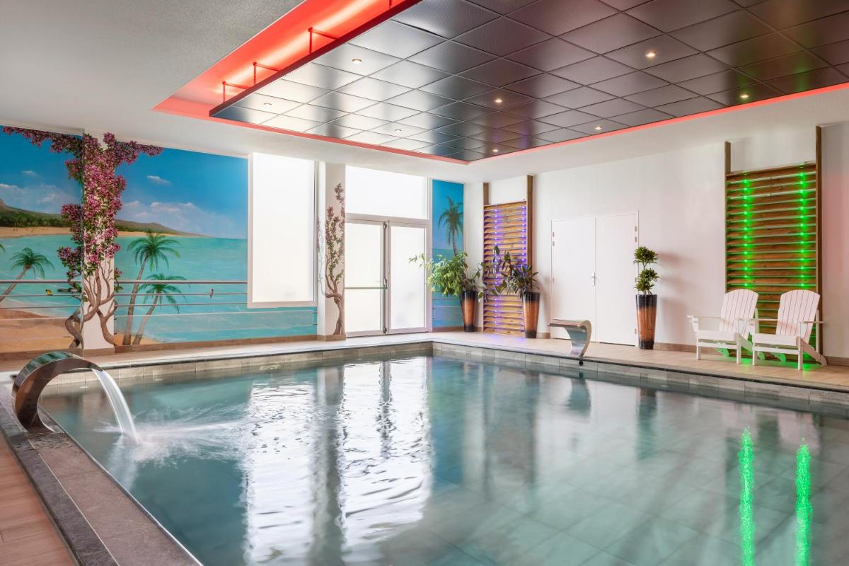 Piscine de l'établissement Best Western Hotel & SPA Pau Lescar Aeroport ou située à proximité