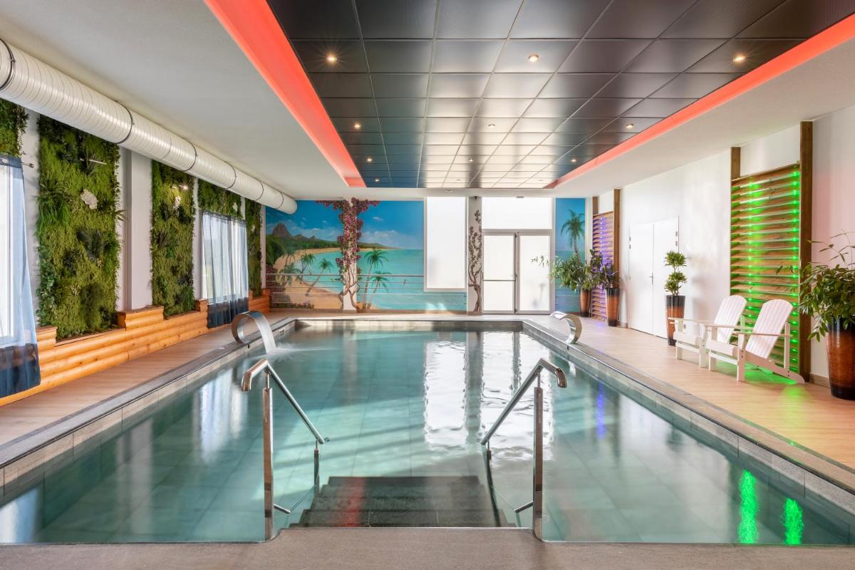 Piscine de l'établissement Best Western Hotel & SPA Pau Lescar Aeroport ou située à proximité