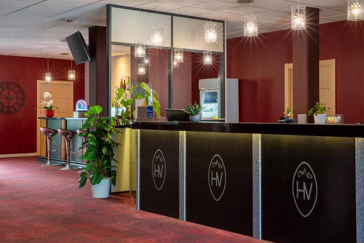 un bar dans une pièce aux murs rouges dans l'établissement Best Western Hotel & SPA Pau Lescar Aeroport, à Lescar 64 autres photos