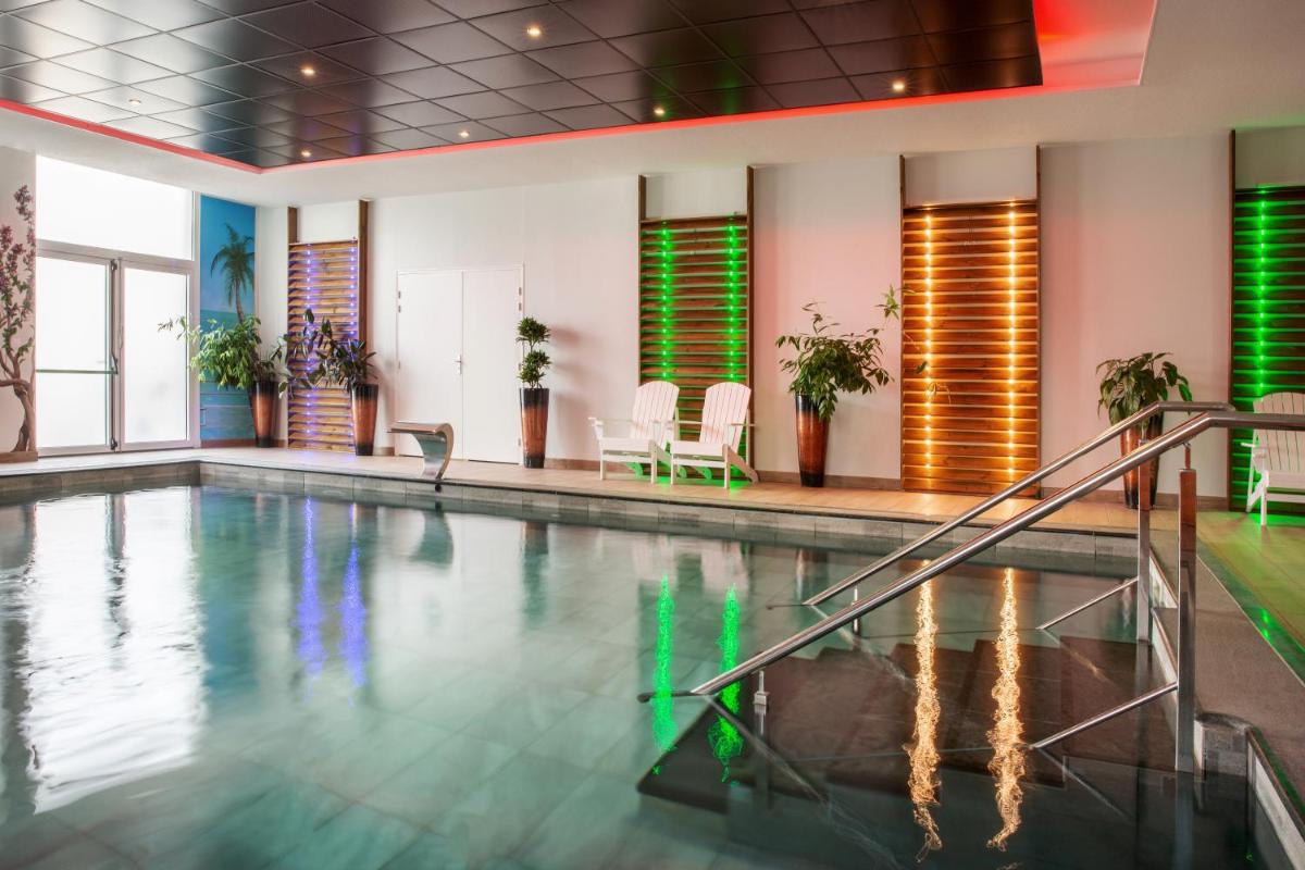 Piscine de l'établissement Best Western Hotel & SPA Pau Lescar Aeroport ou située à proximité