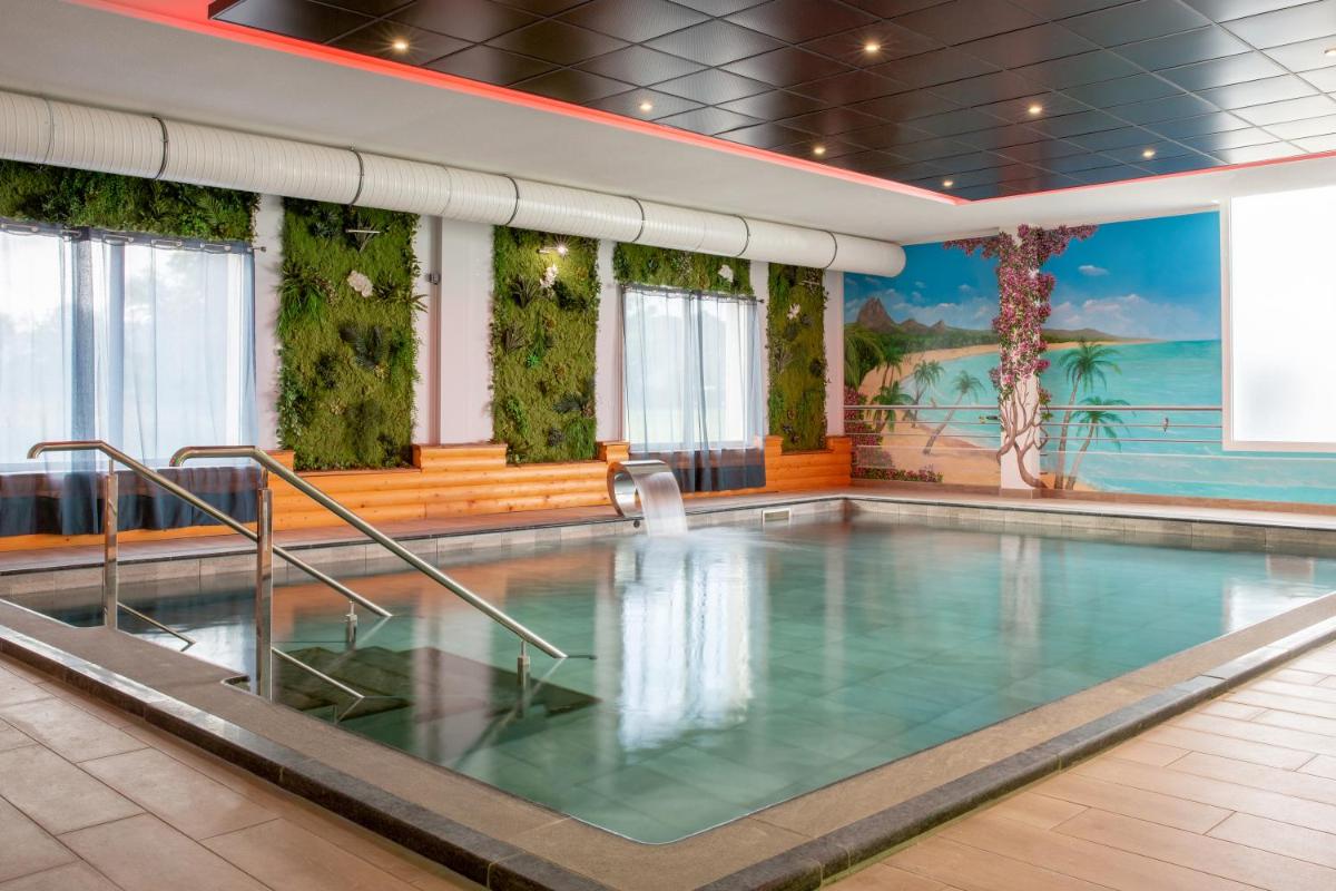 Piscine de l'établissement Best Western Hotel & SPA Pau Lescar Aeroport ou située à proximité
