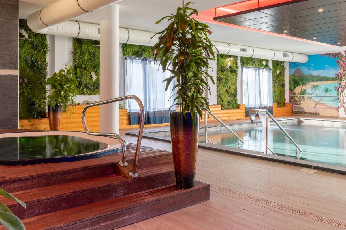 Piscine de l'établissement Best Western Hotel & SPA Pau Lescar Aeroport ou située à proximité