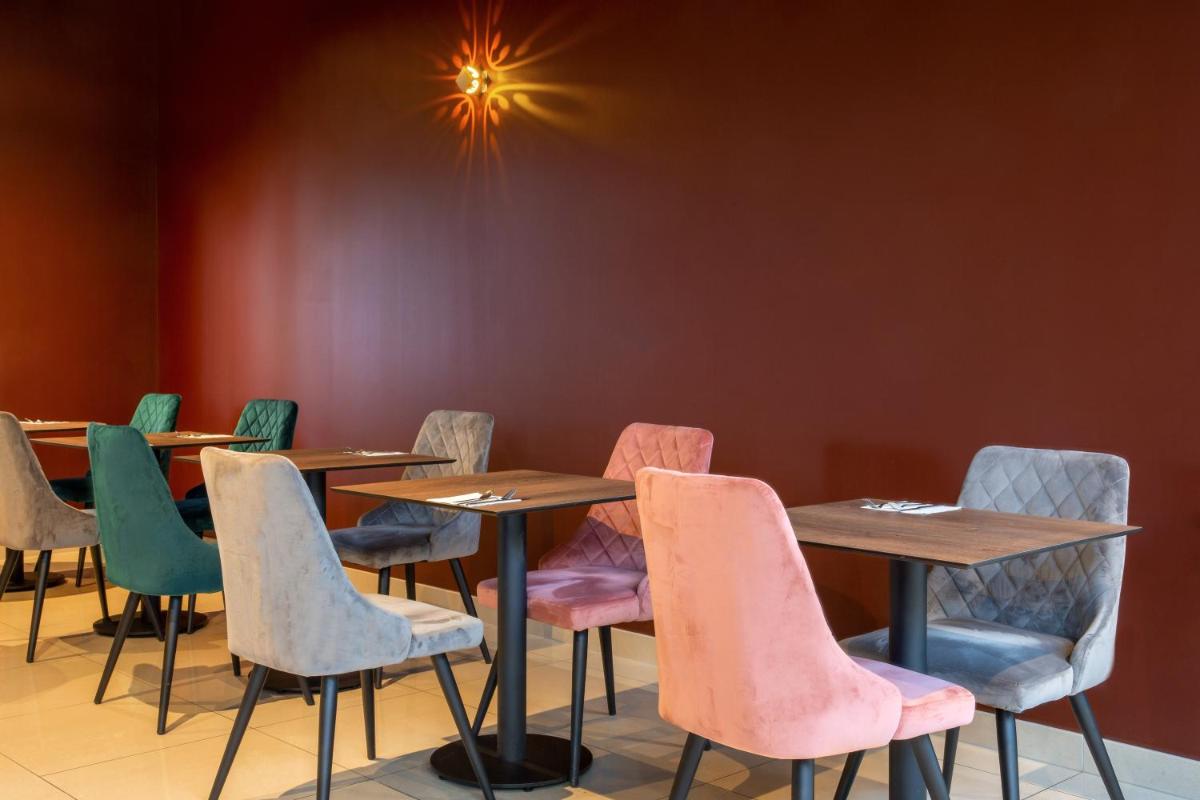 Coin salon dans l'établissement Best Western Hotel & SPA Pau Lescar Aeroport