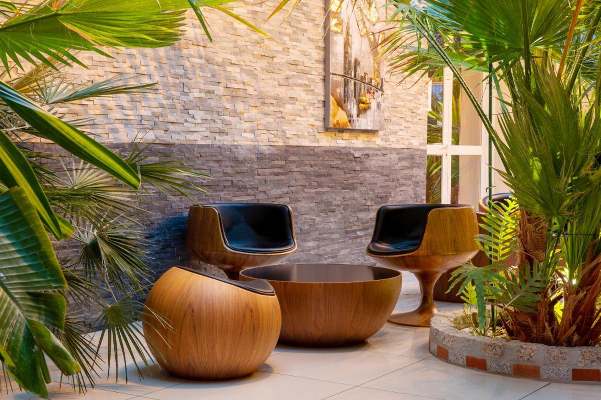 Coin salon dans l'établissement Best Western Hotel & SPA Pau Lescar Aeroport