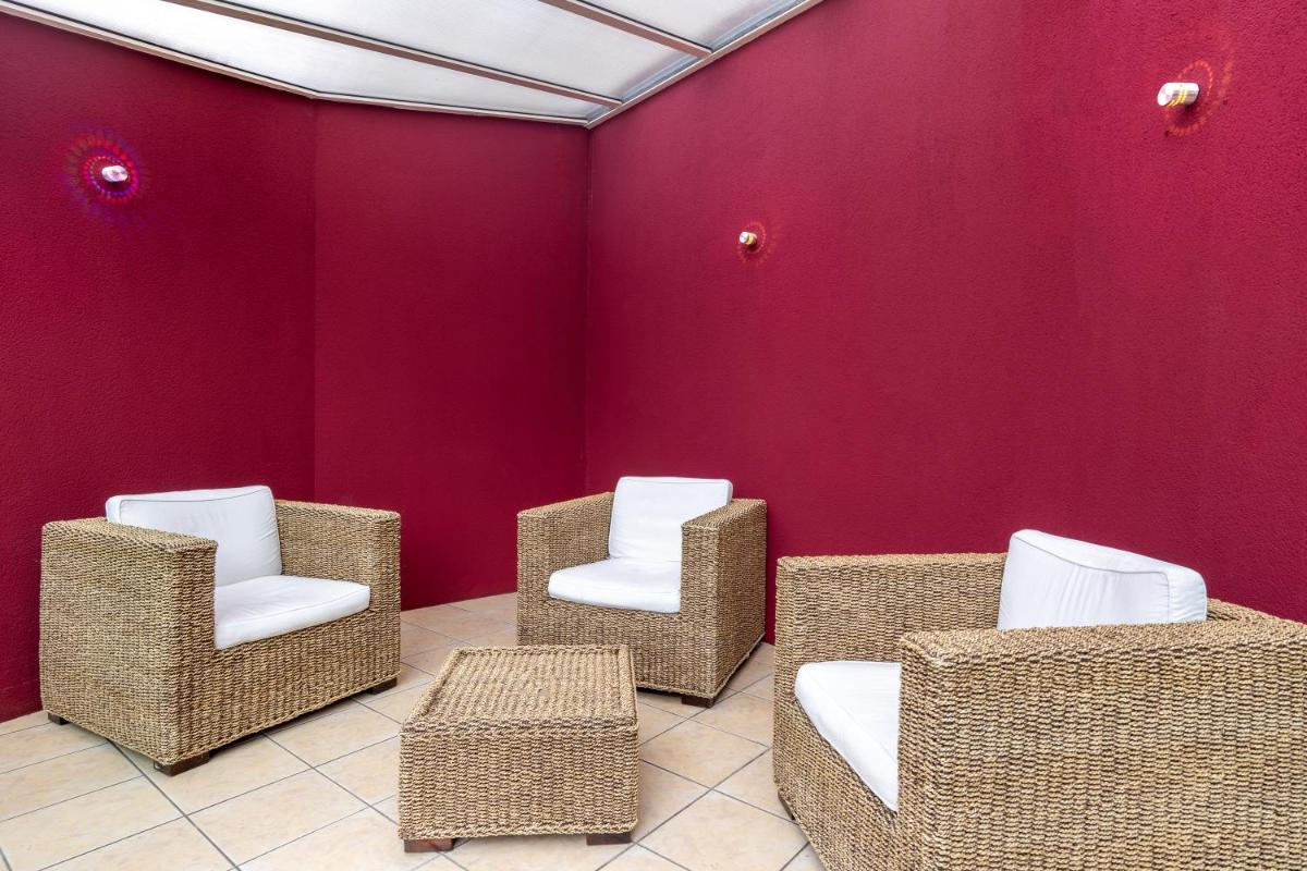 Coin salon dans l'établissement Best Western Hotel & SPA Pau Lescar Aeroport